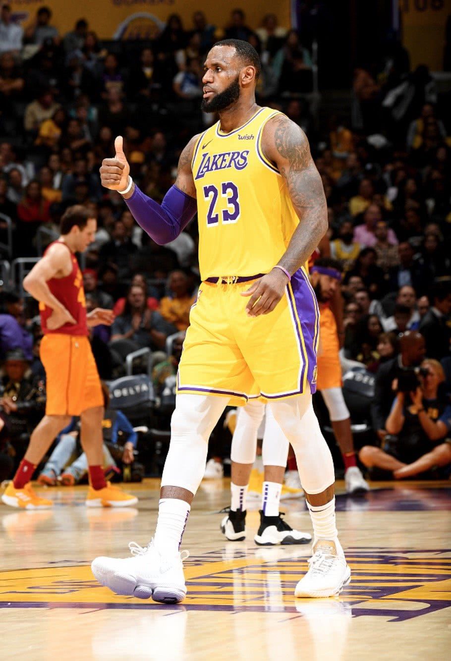 包含成都蓉城清晨再遭质疑；志在NBA总决赛名次提升；媒体盛赞；纪律约束更严格的词条